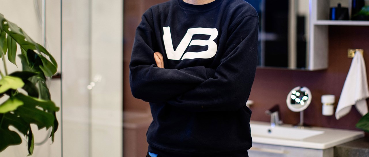VB medarbider med mørkeblå VB-genser